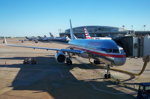 Boeing 757-200 (N662AA) - AA 757-223 N662AA at DFW on Oct 30 2014.