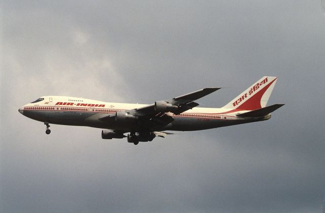 Boeing 747-200 (VT-EDU) - Final Approach to Narita Intl Airport Rwy34 on 1988/10/09
