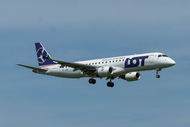 Embraer ERJ-190 (SP-LMF) - WAW SPOTTING