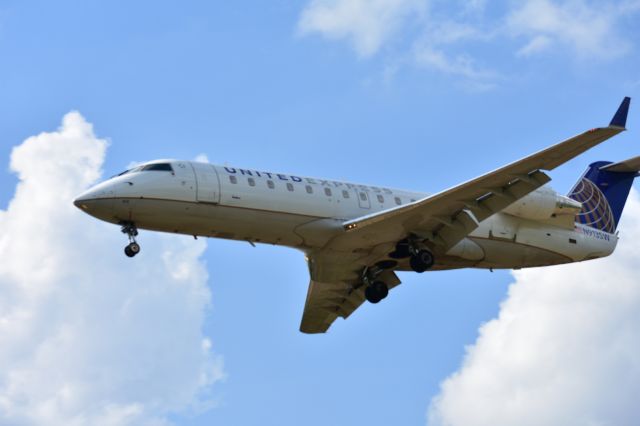 Canadair Regional Jet CRJ-200 (N913SW) - On final for 22