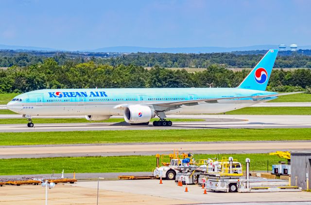 BOEING 777-300 (HL7205)
