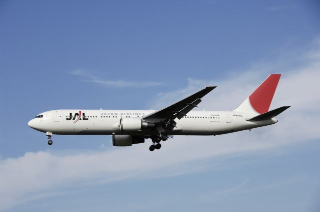 BOEING 767-300 (JA708J) - Final Approach to Narita Intl Airport Rwy16L on 2013/08/20