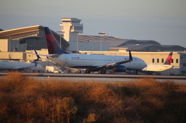 Boeing 737-900 (N879DN)