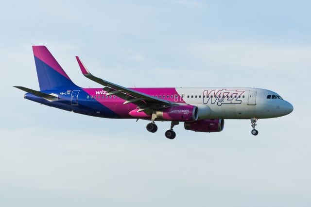 Airbus A320 (HA-LYH) - WAW SPOTTING