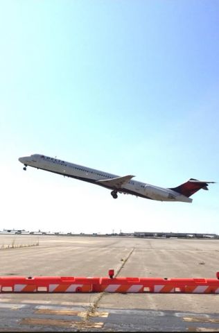 McDonnell Douglas MD-88 (N975DL) - Liftoff from Runway 6L departing to Hartsfield-Jackson Intl