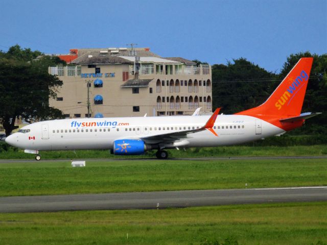 Boeing 737-800 (C-FYLC)