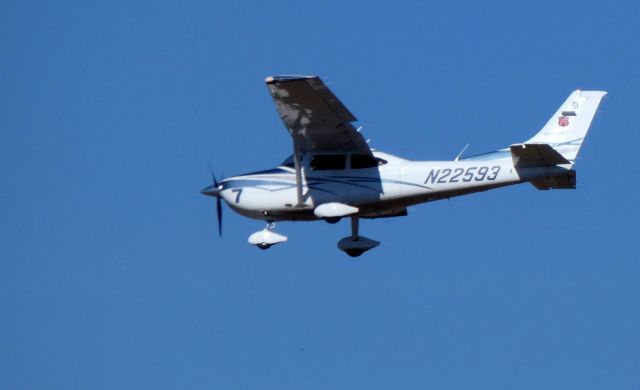 Cessna Skylane (N22593) - On final is this 2007 Cessna 182T Skylane in the Winter of 2019. Aircraft configured for the State of North Carolina Department of Enviroment, Home and Natural Resources.