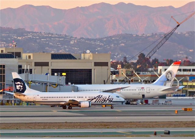 BOEING 737-400 (N713AS) - Winter is approaching, Artic Gear seems to be in fashion at LAX