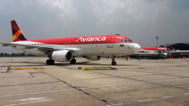 Airbus A320 (N763AV)