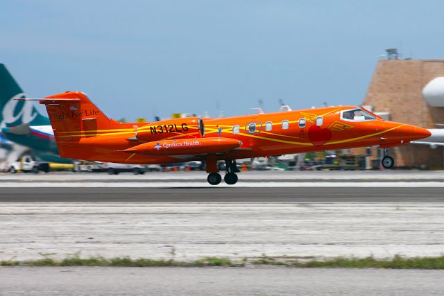 Learjet 35 (N312LG) - top nice colors MEDEVAC acft.