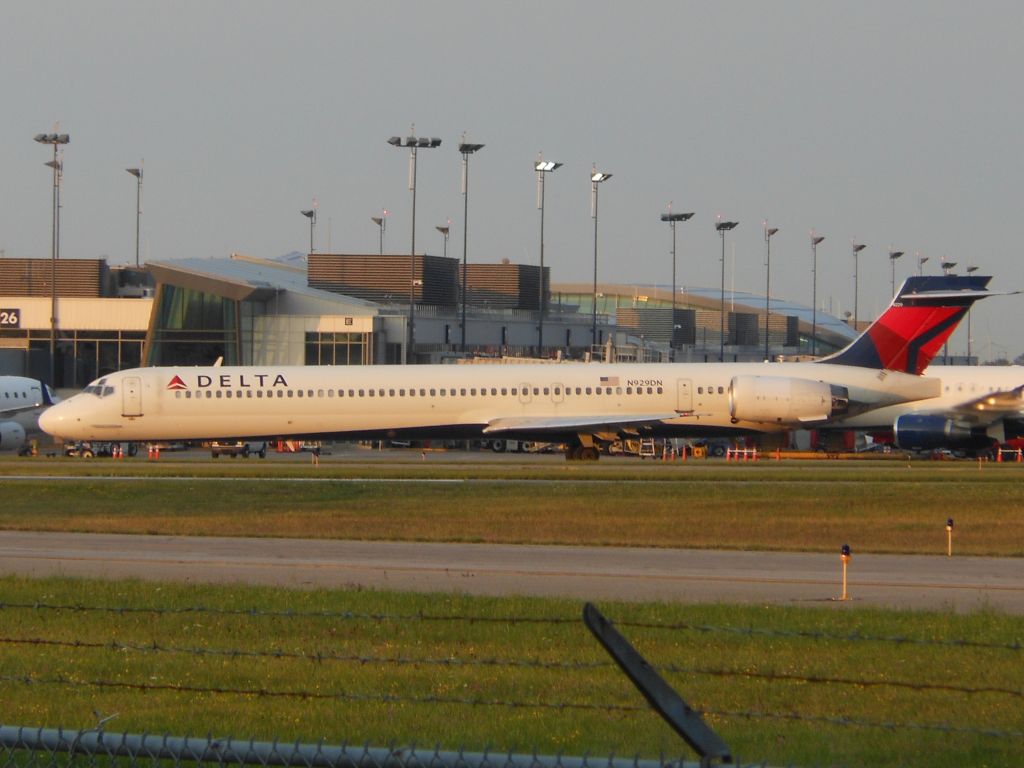 McDonnell Douglas MD-90 (N929DN)