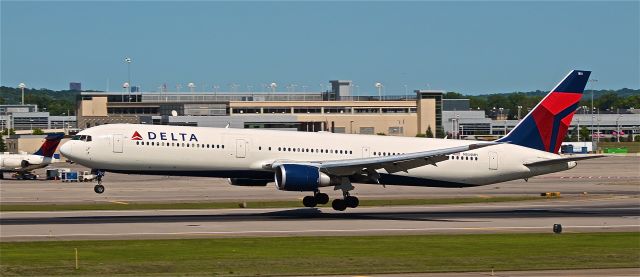 BOEING 767-400 (N834MH) - Delta 41 heavy arriving from EGLL on runway 30L.
