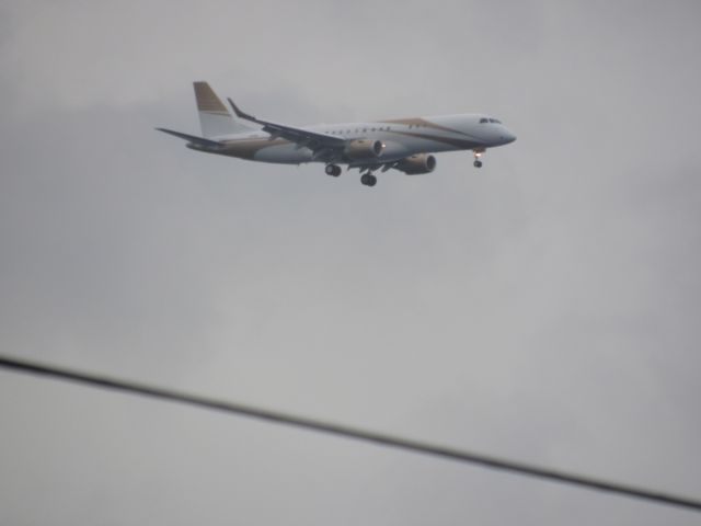 Embraer ERJ-190 (N783MM) - Private E190 approaching runway 08 at MWCR