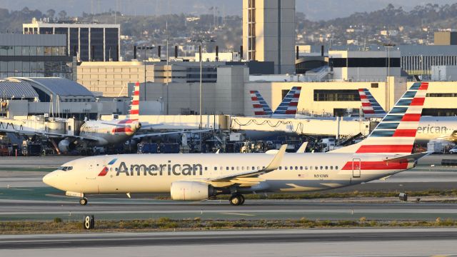 Boeing 737-800 (N910NN) - Arrived at LAX on 25L