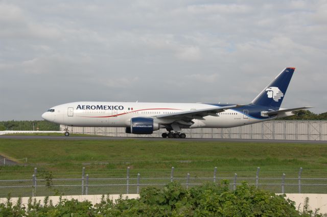 Boeing 777-200 (N774AM) - Taxi at Narita Intl Airport on 2007/8/18