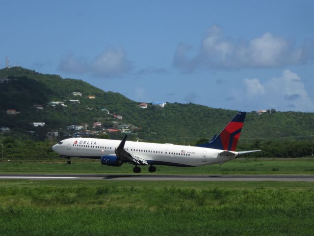 Boeing 737-900 (N832DN)