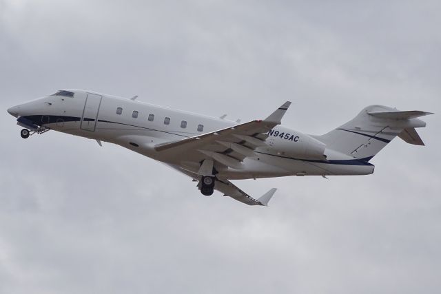 Bombardier Challenger 300 (N945AC)