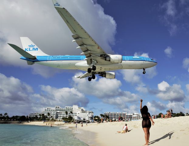 Airbus A330-200 (PH-AOB)