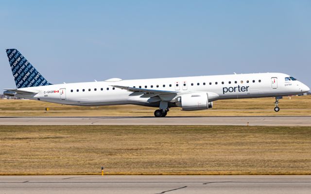 EMBRAER ERJ-190-400 (C-GKQR)