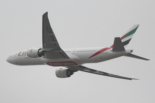Boeing 777-200 (A6-EWJ)