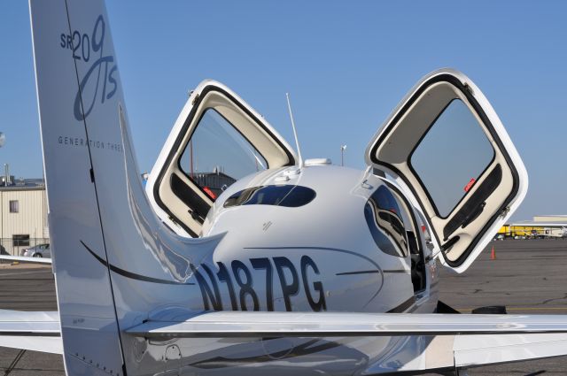 Cirrus SR-22 (N187PG)