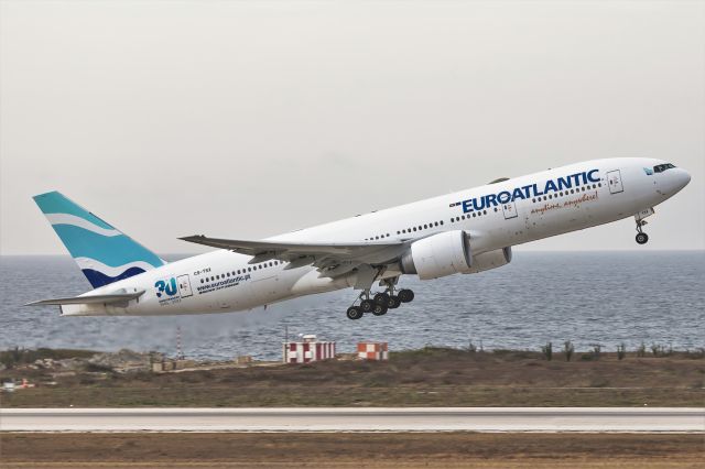 Boeing 777-200 (CS-TSX)