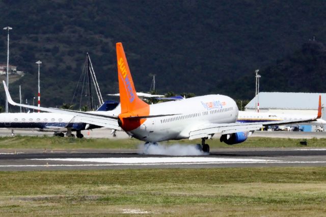 Boeing 737-800 (C-FYLC)