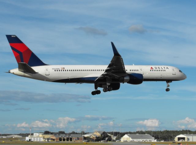 Boeing 757-200 (N552NW) - Delta 757-200 over the numbers for RWY 9