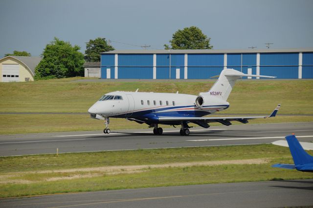 Bombardier Challenger 300 (N528FX)