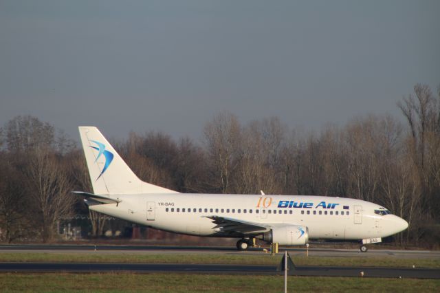 Boeing 737-700 (YR-BAG)