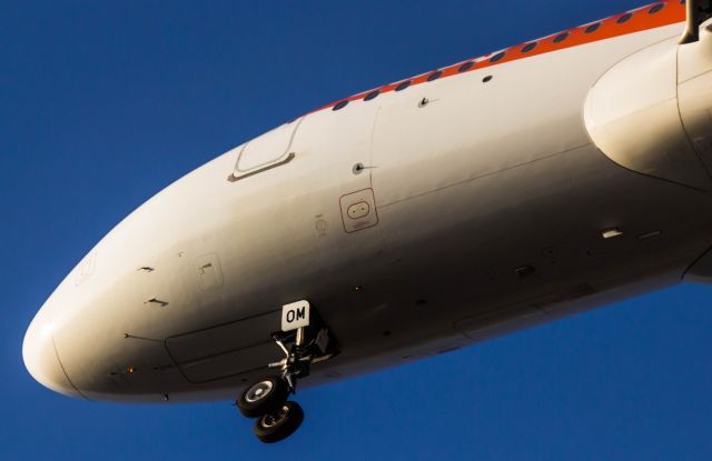 Airbus A320 (G-EZOM)