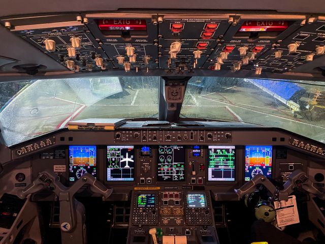 Embraer 175 (N733YX)