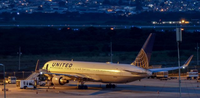 BOEING 767-300 (N673UA)