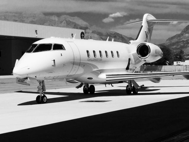 Bombardier Challenger 300 (N313V) - Waiting.......