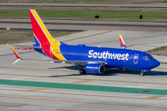 Boeing 737-700 (N7862A) - At Dallas Love Field on March 17, 2019.