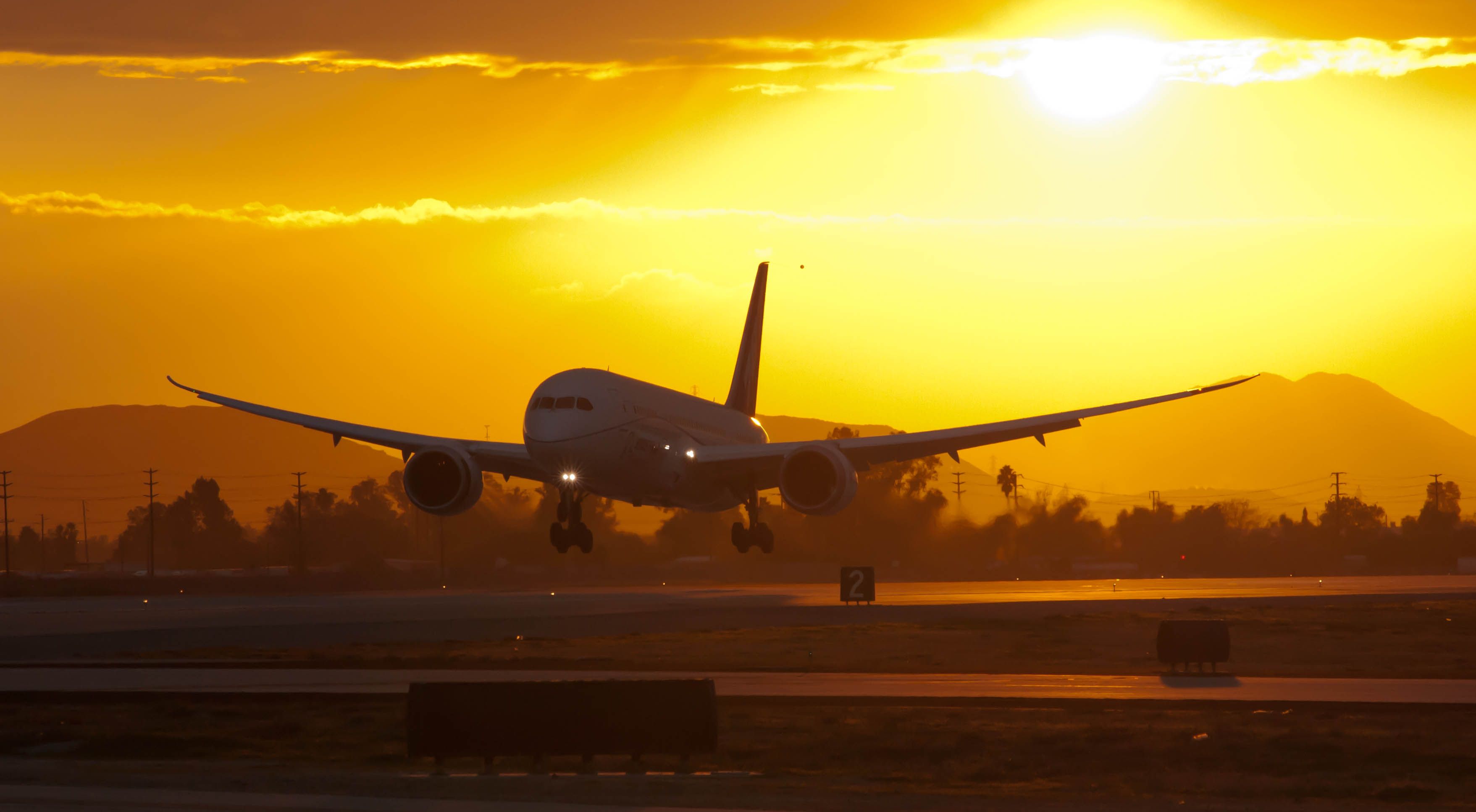 Boeing 787-8 (N787FT)