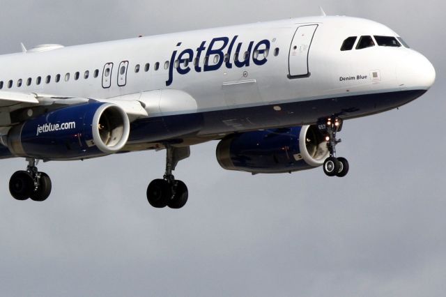 Airbus A320 (N657JB) - JetBlue Flight 163 (N657JB) "Denim Blue" arrives at Sarasota-Bradenton International Airport following a flight from John F Kennedy International Airport