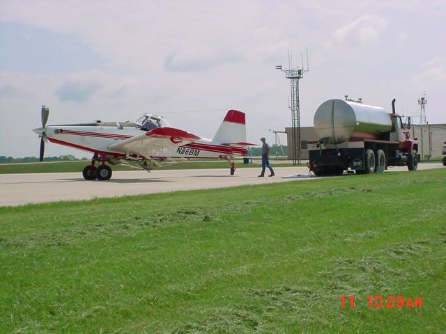 Beechcraft King Air 100 (N86BM) - Reloading at KHNB on 5/11/09 at KHNB