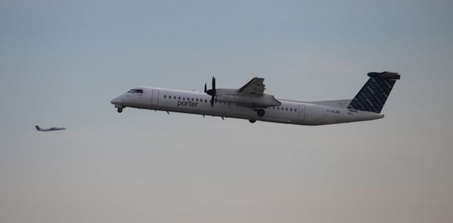 de Havilland Dash 8-400 (C-GLQO)