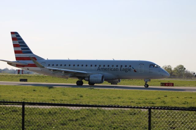 Embraer 175 (N220NN) - AA4043 taxis to RWY 22 on 4/22/21