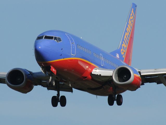 Boeing 737-700 (N508SW) - SWA 737-5H4 seconds from touchdown at KBWI. May 22nd,  2009.