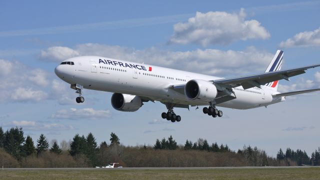 BOEING 777-300 (F-GZNO) - BOE252 (LN:1007) on final approach to runway 34L on 4/7/12.