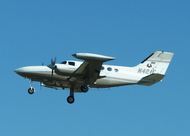 Cessna 421 (N421E) - Landing at the Shreveport Regional airport.