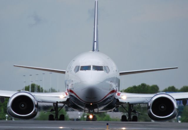 BOEING 737-400 (N453UW) - Taxiing into position 18L - 4/8/10