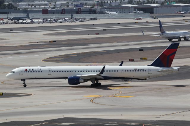 BOEING 757-300 (N593NW)