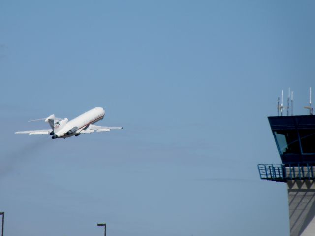 BOEING 727-200 (N725CK) - Tex Sutton departs Blue Grass airport (KLEX) with another load of horses....