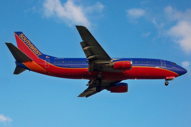 BOEING 737-300 (N336SW) - Southwest 737-3H4 N336SWbr /Evening final approach to 17R at AUSbr /Feb-16-2011