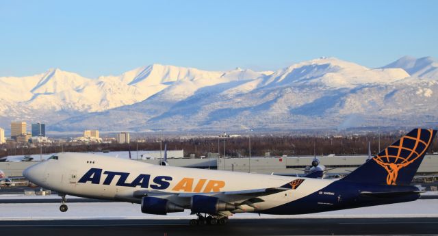 Boeing 747-400 (N485MC)