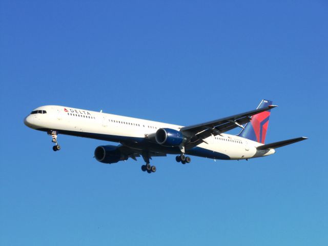 BOEING 757-300 (N590NW)