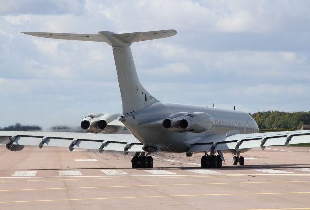 — — - Rear view of the VC-10 K3 showing off her 4 Rolls Royce Conway Turbofan engines and 2 of her 3 refueling hose and drogue refueling ports, 2 wing mounted and one below the fuselage.